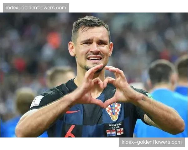 “战术板视角：弗赖堡教练席频繁手势，指挥后卫线在区域与盯人间切换”